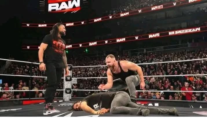 “Brotherhood Reborn: Dean Ambrose Returns, Joins Roman Reigns to Dismantle Seth Rollins on WWE Raw!”