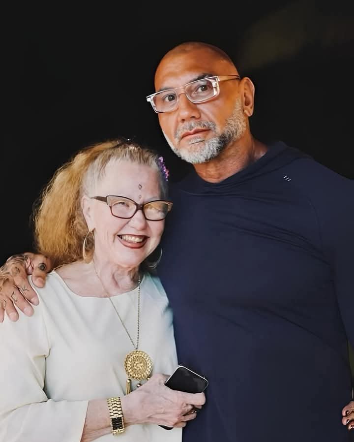 “Dave Bautista Returns Home: WWE Legend Shares Emotional Moment with His Mother in Surprise Appearance”
